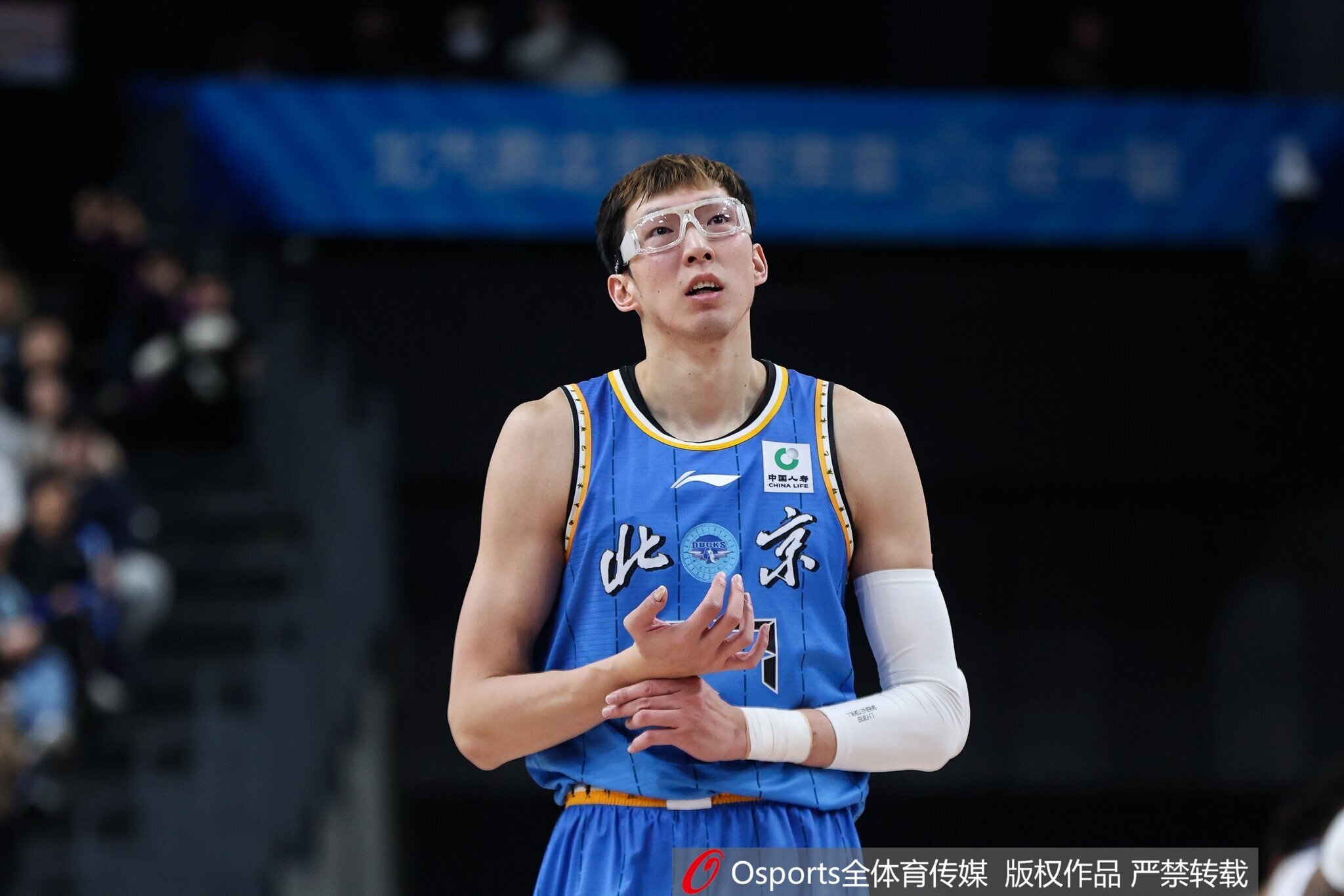 媒体人:北京要想办法给周琦减负 毕竟赛季还很漫长 大家都很疲惫