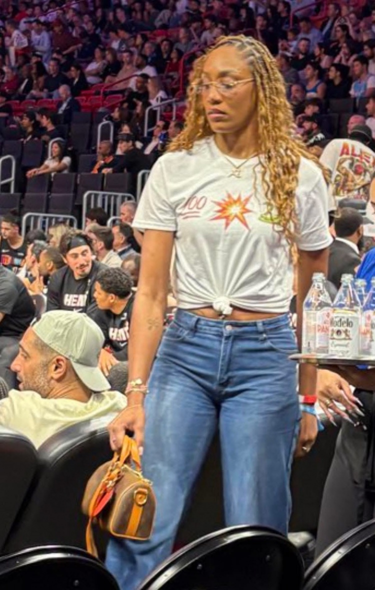 开云-声援男友!阿贾·威尔逊穿趣味T恤:张伯伦、阿德巴约、科比